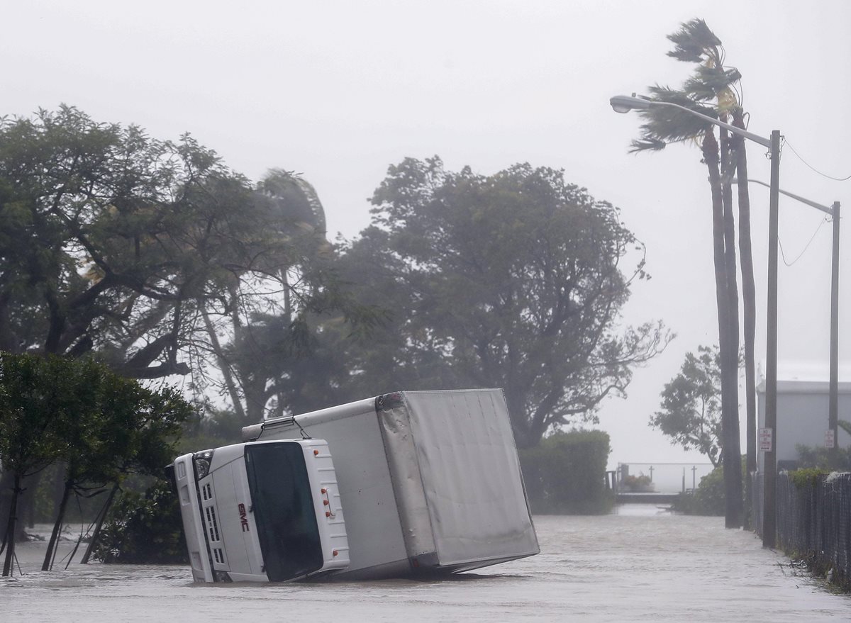 Inundaciones, destrucción y lamento ha dejado el huracán Irma en Florida. (Foto Prensa Libre: EFE)