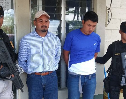 Los dos trabajadores ediles capturados, señalado de lavado de dinero. (Foto Prensa Libre).