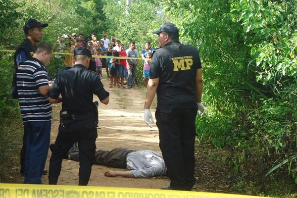 La víctima fue identificada como Héctor Coy, de 56 años, y se desconoce el móvil del ataque. (Foto Prensa Libre: Edwin Paxtor)