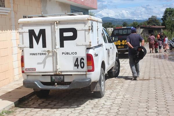 Autoridades trabajan en el lugar donde fueron encontrados los cadáveres de madre e hija, en Esquipulas. (Foto Prensa Libre: Edwin Paxtor)<br _mce_bogus="1"/>