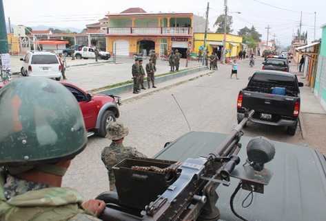 Soldados efectúan patrullajes en las calles de San Rafael Las Flores. (Foto Prensa Libre: Oswaldo Cardona).