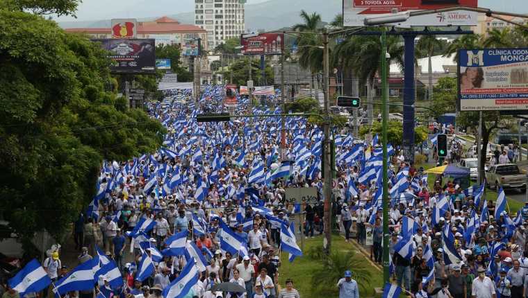 Oposición nicaragüense participa en la marcha denominada "Juntos somos un volcán", en rechazo a Ortega, en Managua, Nicaragua.(Foto Prensa Libre:AFP)