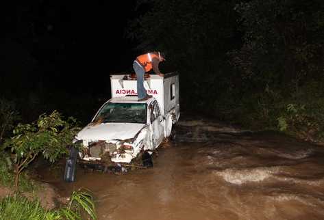 Ambulancia en la que se desplazaban los tres salubristas arrastrados por el riachuelo. (Foto Prensa Libre: Óscar Figueroa)