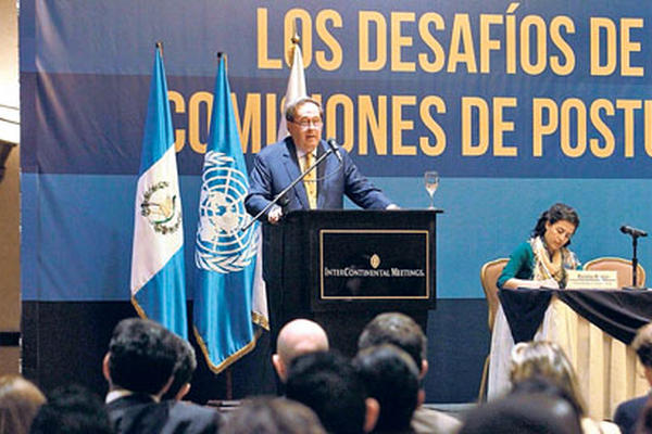 Pedro Nikken, expresidente de la Corte Interamericana de Derechos Humanos, explica la importancia de tener jueces independientes de sectores de poder, durante el foro.
