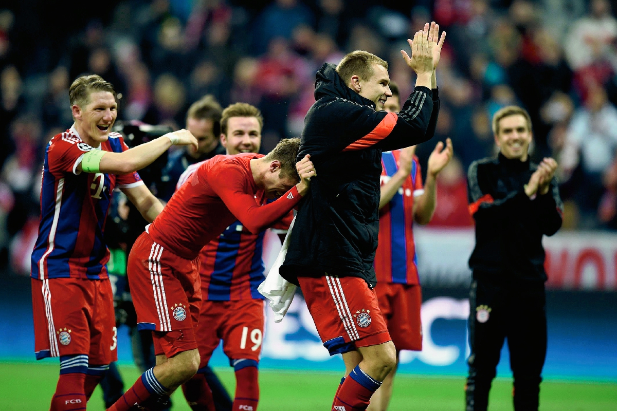 Los jugadores del Bayern Munich celebran el pase. (Foto Prensa Libre: AFP)