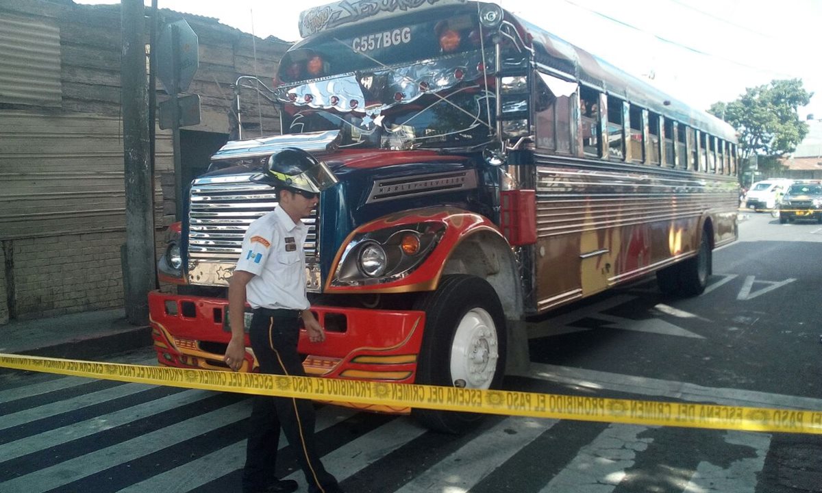 El bus fue interceptado en el ingreso a la capital por supuestos extorsionistas. (Foto Prensa Libre: Erick Avila)