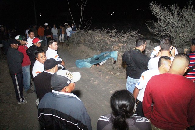 Curiosos observan el cadaver de un desconocido asesinado a balazos en el camino hacia la aldea Achiotes Jumay, en la cabecera de Jalapa. (Foto Prensa Libre: Hugo Oliva)