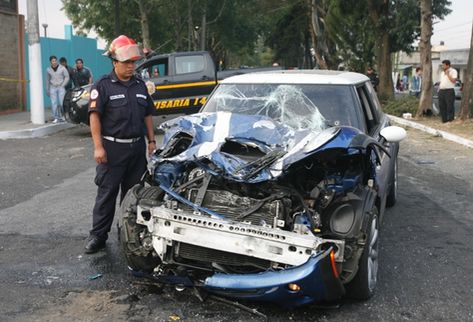 El vehículo quedó frente al Centro Universitario Metropolitano. (Foto Prensa Libre: Erlie Castillo)