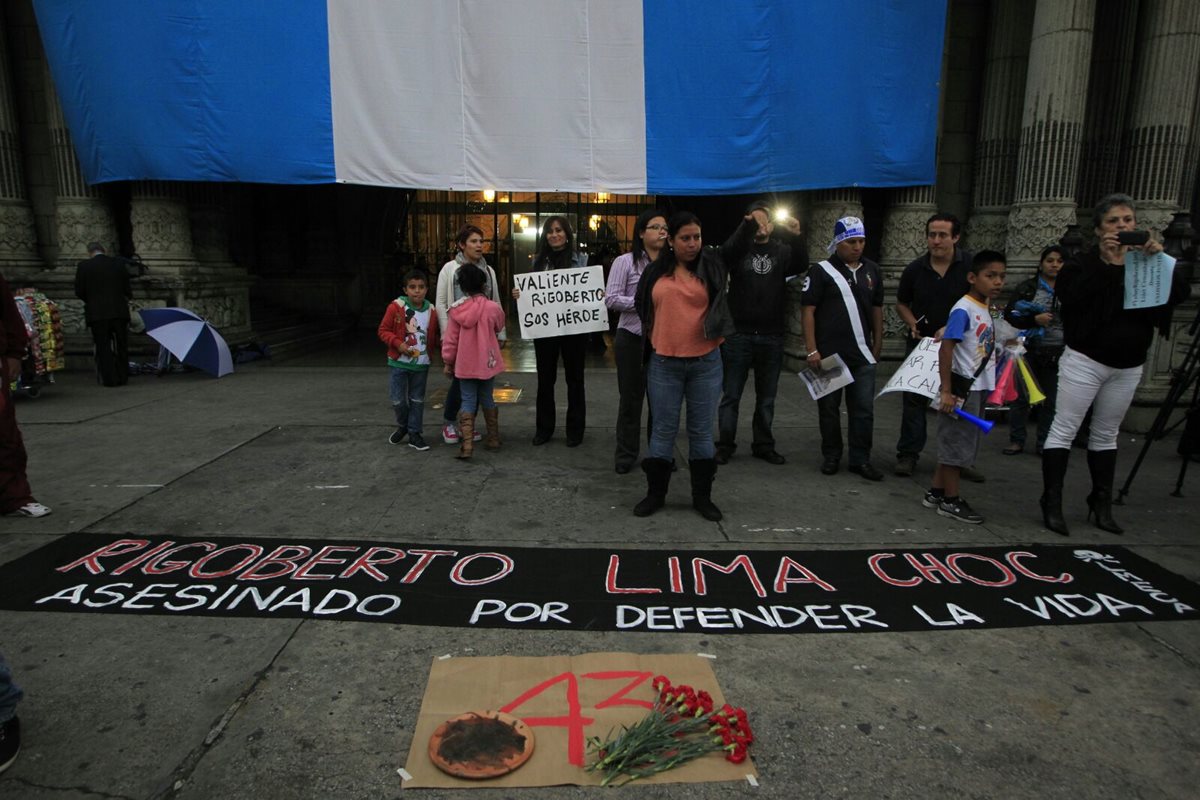 Decenas de guatemaltecos exigen el esclarecimiento de la muerte de Rigoberto Lima, en Sayaxché Petén. (Foto Prensa Libre: Edwin Bercián)