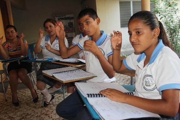 estudiantes, durante las prácticas de lenguaje de señas en plantel  de Asunción Mita, Jutiapa.