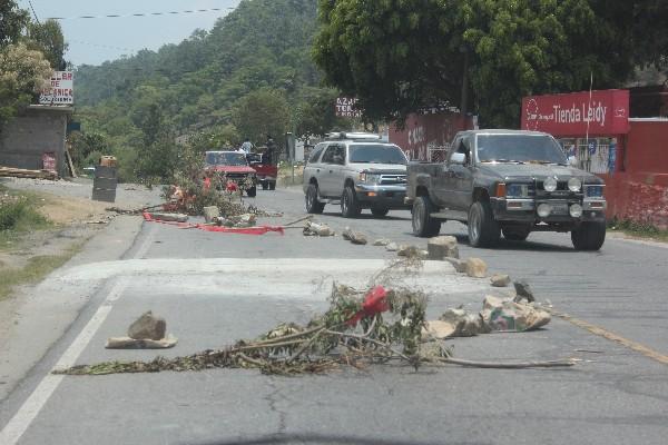 Vecinos construyen  más túmulos.