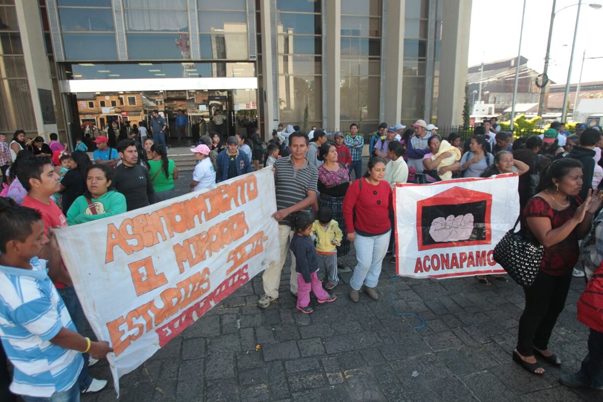 Protesta de pobladores frente al Ministerio de Finanzas para solicitar subsidio de vivienda. (Foto Prensa Libre: Érick Ávila)