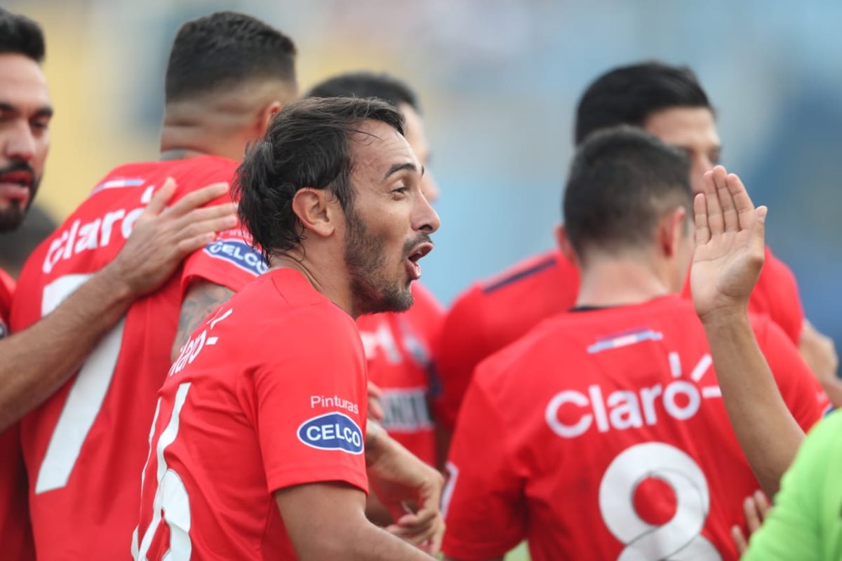 Gastón Puerari festeja con sus compañeros, después de anotar en el Clásico 302. (Foto Prensa Libre: Francisco Sánchez)