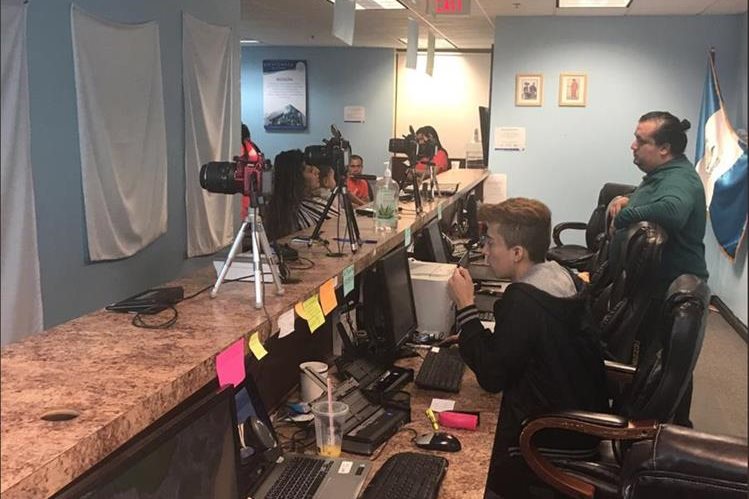 Equipo de cómputo en el Consulado de Guatemala en Los Ángeles para la emisión del DPI. (Foto Prensa Libre: Consulado)