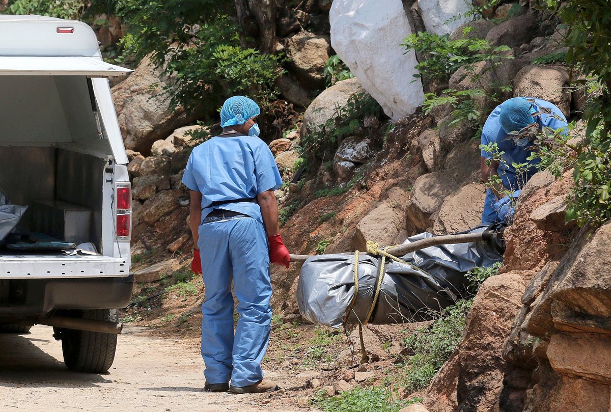 <em>Al menos 10 cadáveres fueron localizados en fosas clandestinas en las afueras del balneario turístico mexicano de Acapulco. (Foto Prensa Libre: AFP).</em>