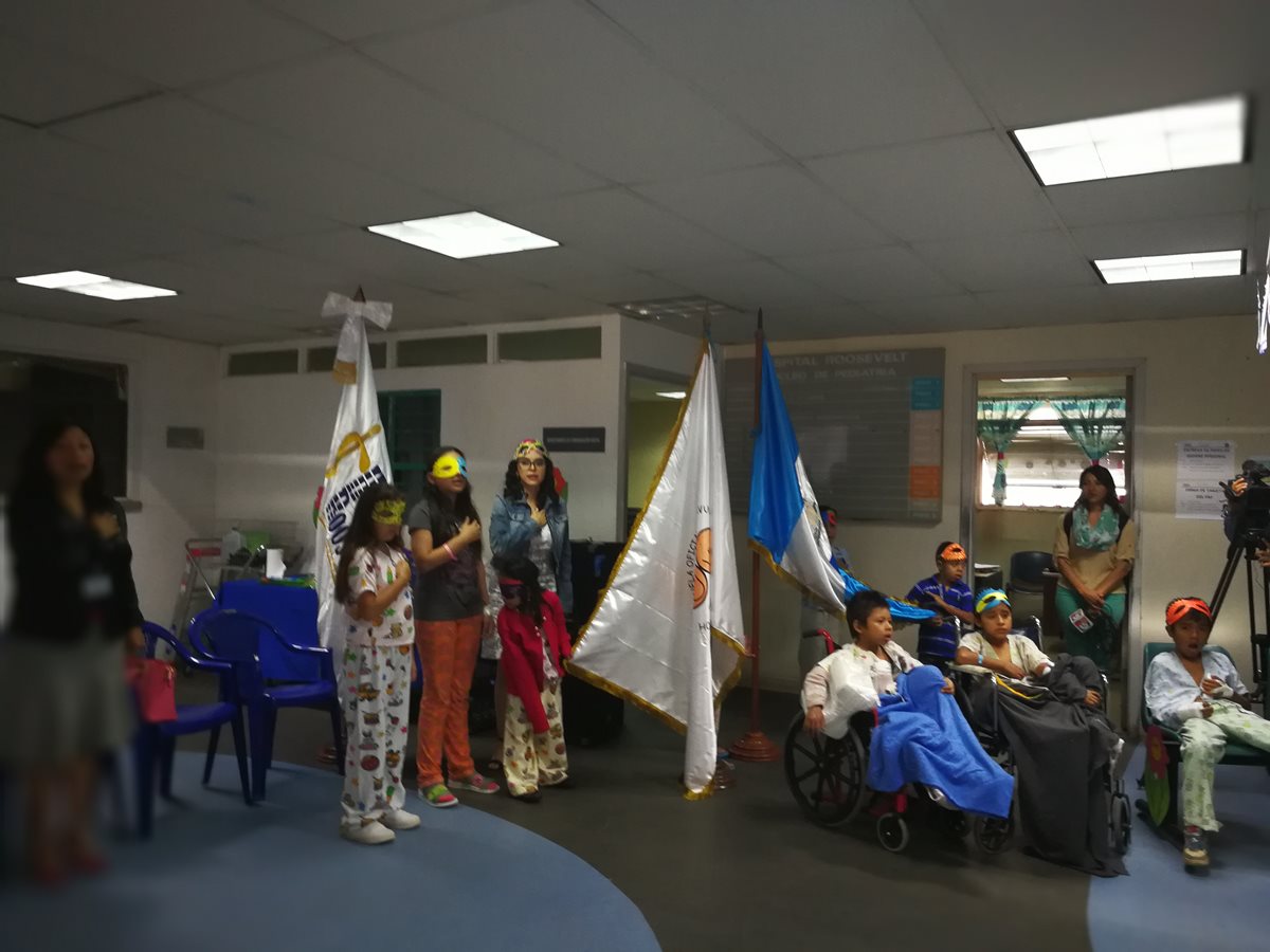Como parte de los actos especiales, los niños cantaron el Himno Nacional de Guatemala. (Foto Prensa Libre: Ana Lucía Ola)