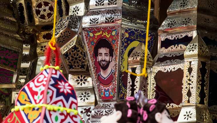 En el mercado Central del Cairo, se encuentran a la venta lámparas del Ramadán con la imagen de Mohamed Salah. (Foto Prensa Libre: AFP)