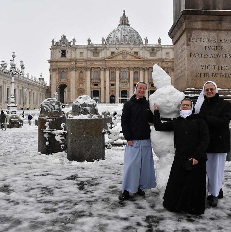Monjas juegan con la nieve en la Plaza de San Pedro en el Vaticano. (Foto Prensa Libre: AFP)