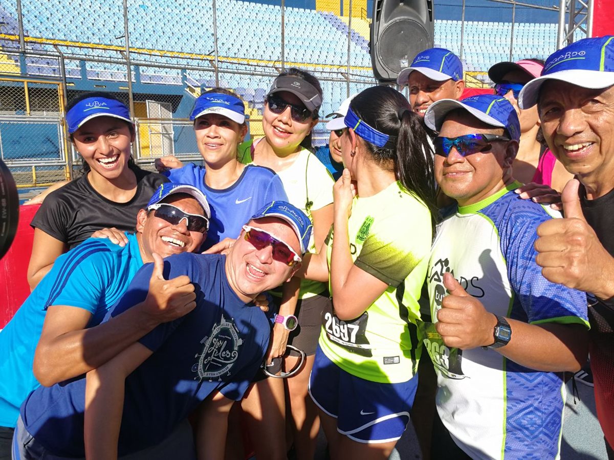 Familiares y amigos participaron en la San Silvestre. (Foto Prensa Libre: Carlos Vicente)