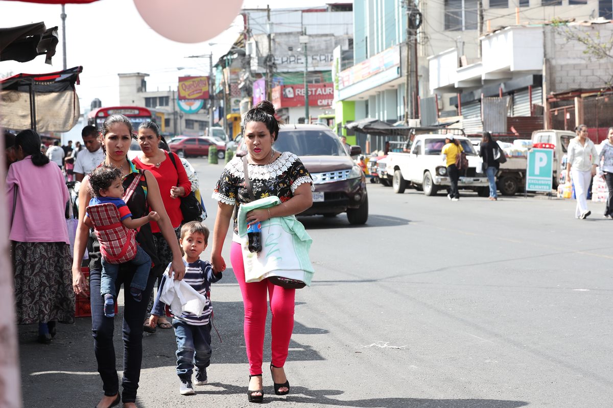 La comuna mixqueña planifica colocar talanqueras y barreras de concreto   en sectores de la colonia,  catalogada como zona roja. (Foto Prensa Libre: Óscar Felipe Q.)