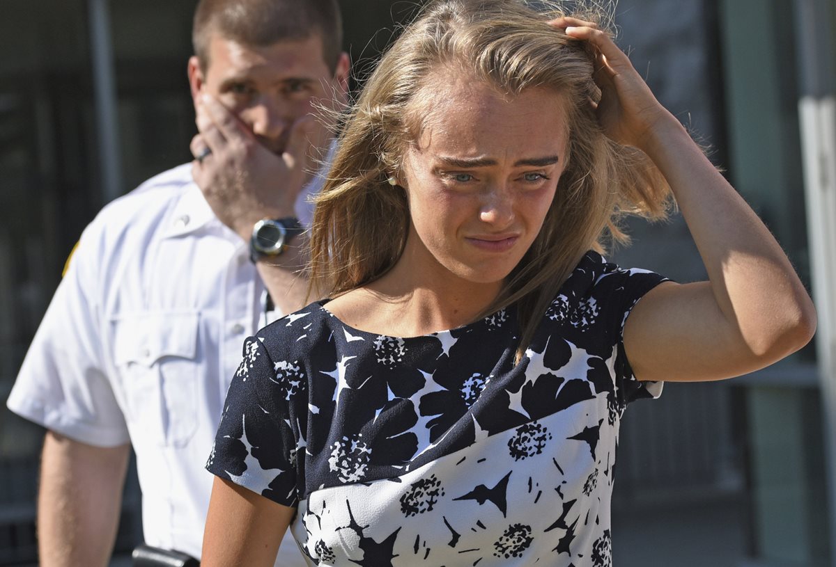 Michelle Carter podría enfrentar una condena de 20 años, luego de haber sido hallada culpable de haber incitado a suicidarse a su novio. (Foto Prensa Libre: AP)
