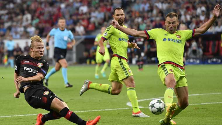 Acción durante el partido entre Bayer Leverkusen y CSKA de Moscú. (Foto Prensa Libre: AP)