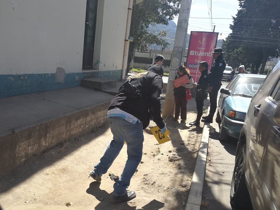 Fiscales del MP recaban evidencias en los alrededores de los negocios que fueron saqueados en la zona 3 de Xela. (Foto Prensa Libre: Fred Rivera)