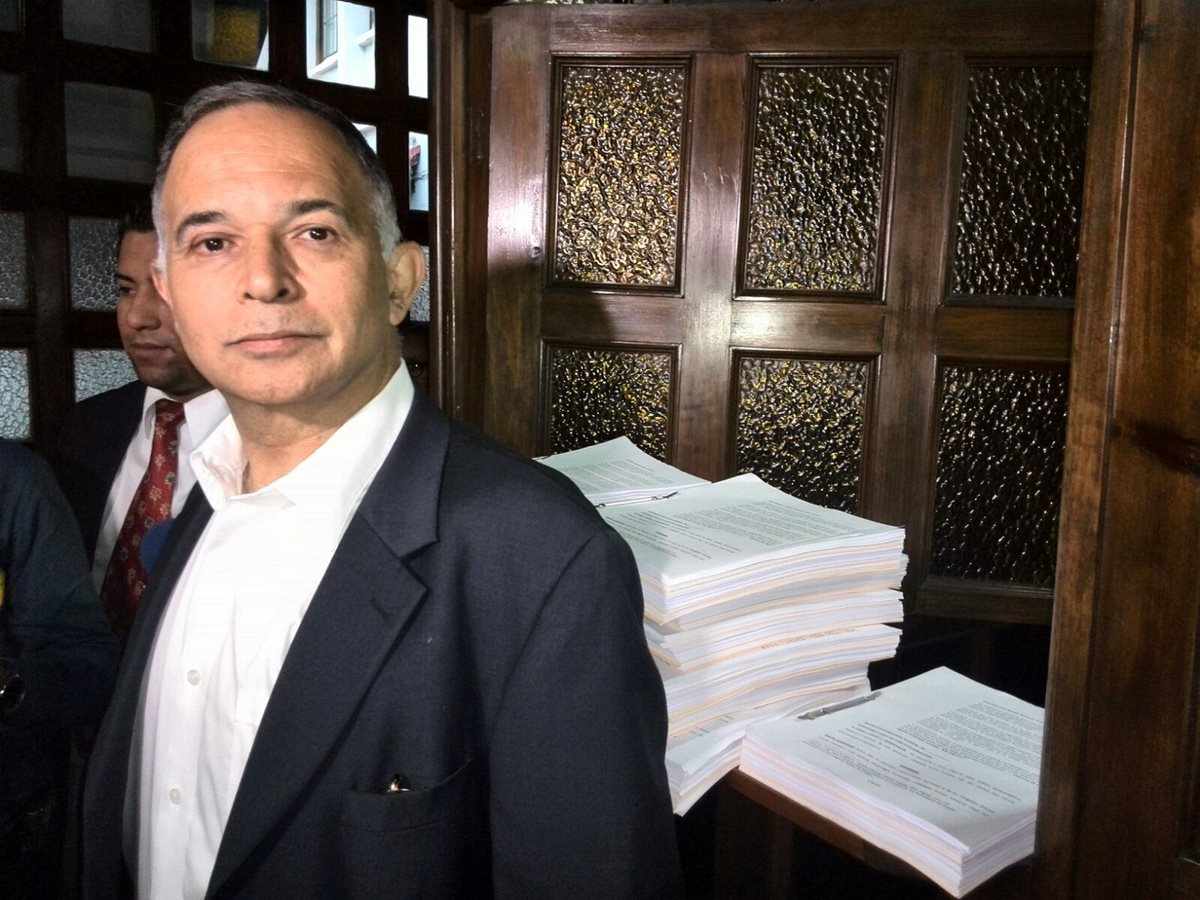 El abogado Alfonso Carrillo presentó ante la CC una acción que busca suspender el actual proceso electoral. (Foto Prensa Libre: Estuardo Paredes)