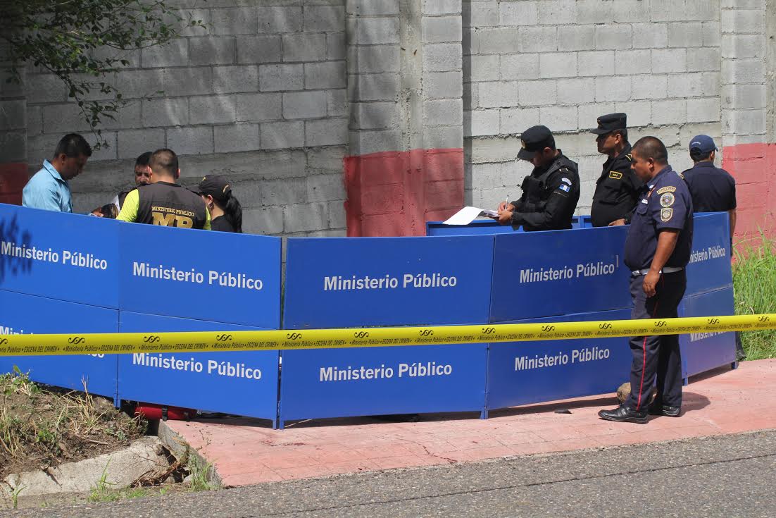 Autoridades efectúan análisis del lugar donde murió un hombre a balazos, en Santa Catarina Mita, Jutiapa. (Foto Prensa Libre: Hugo Oliva)
