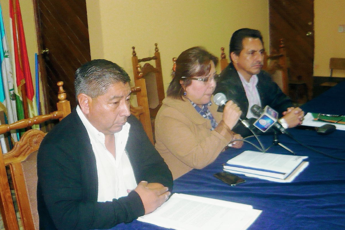 Eugenia Makepeace Alfaro, directora del Centro Universitario de San Marcos, presidió la conferencia de prensa. (Foto Prensa Libre: Genner Guzmán)