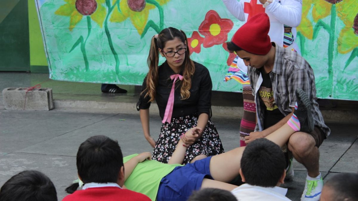 Para los niños, se escenifican obras de teatro para un mejor aprendizaje. (Foto Prensa Libre: Cortesía Cruz Roja)