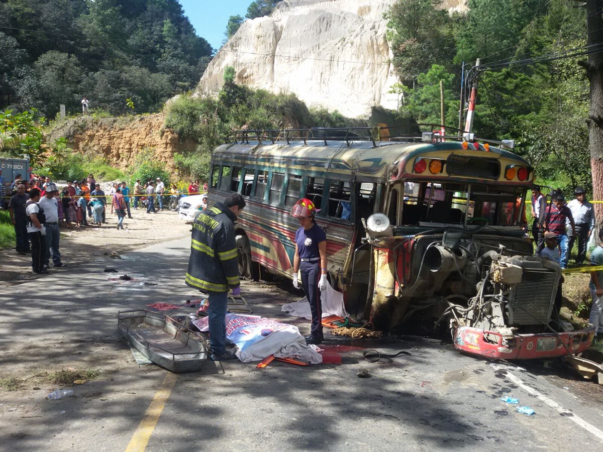 Varias de las víctimas fatales quedaron tendidas en el pavimento. (Foto Prensa Libre: (CBMD)