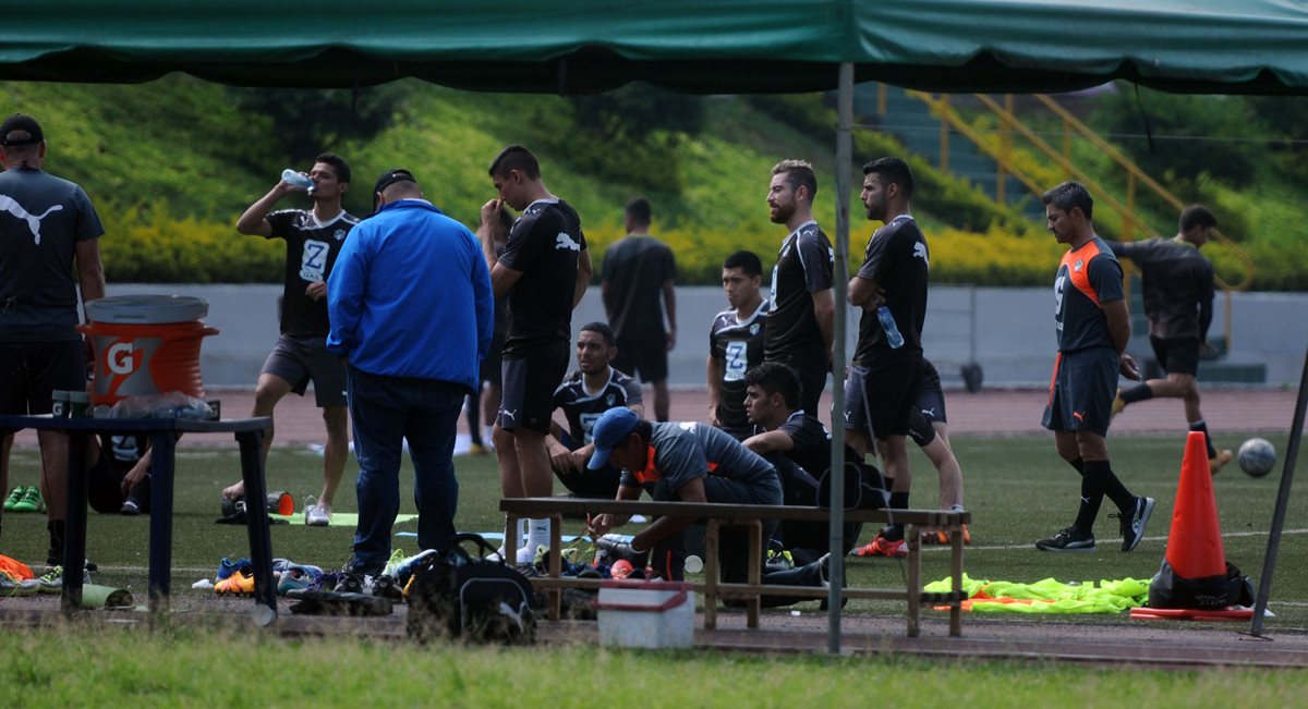 Los seleccionados hicieron trabajo regenerativo. (Foto Prensa Libre: Jeniffer Gómez)