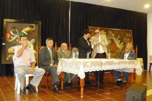Edmín López recibe libro de Miguel Ángel Barrios. (Foto Prensa Libre: Genner Guzmán)