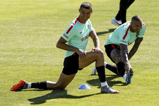 Los jugadores Cristiano Ronaldo (izquierda) y Ricardo Quaresma, en el entrenamiento de Portugal en Oeiras. (Foto Prensa Libre: EFE)