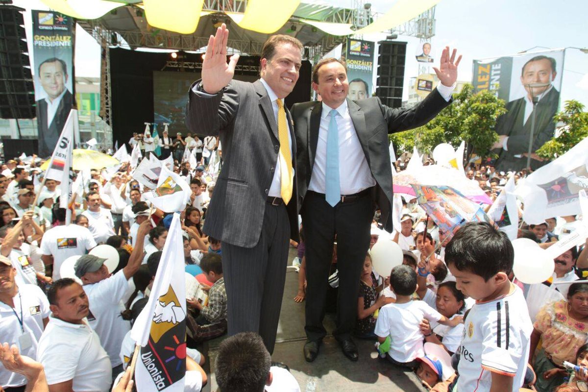 Neutze y González saludan a los simpatizantes luego de la proclamación. (Foto: Paulo Raquec)