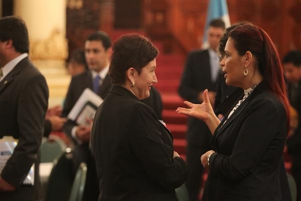 La vicepresidenta Roxana Baldetti y la Fiscal General Thelma Aldana, luego de la reunión del Conabed en el Palacio Nacional de la Cultura. (Foto Prensa Libre: Esbin García)