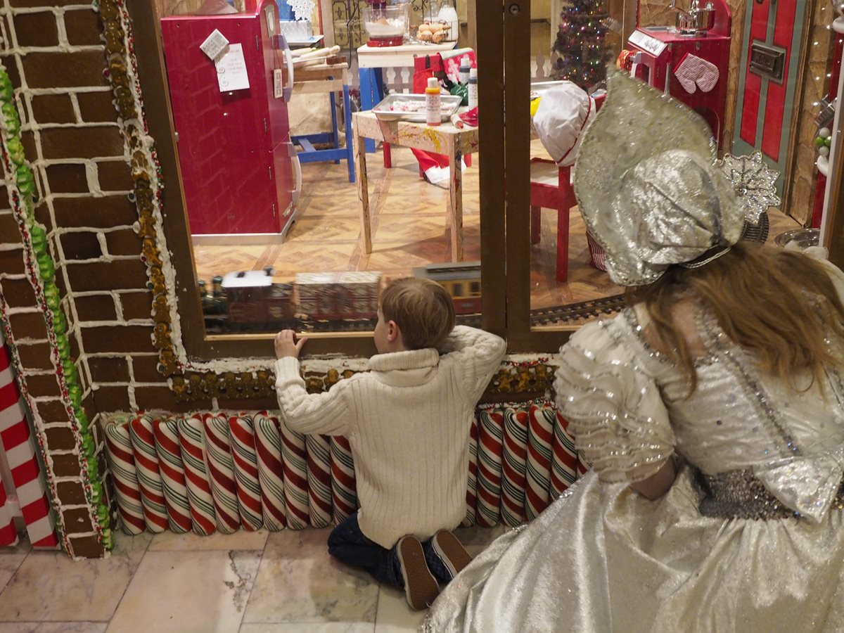 Ilustración. Un niño observa un tren de juguete que recorre una casa gigante de jengibre en San Francisco, EE. UU. (Foto Prensa Libre: EFE).