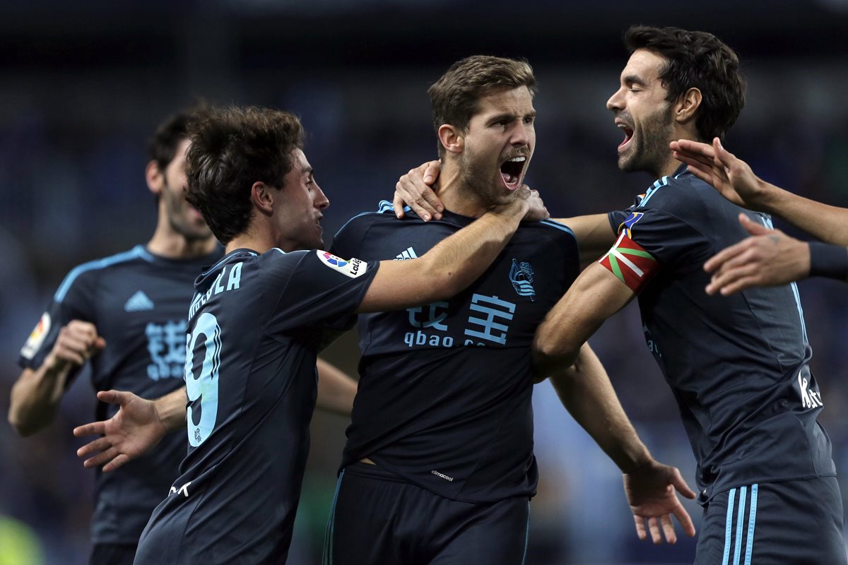 Los jugadores de la Real Sociedad celebran el primer gol del partido frente al Málaga. (Foto Prensa Libre: EFE)