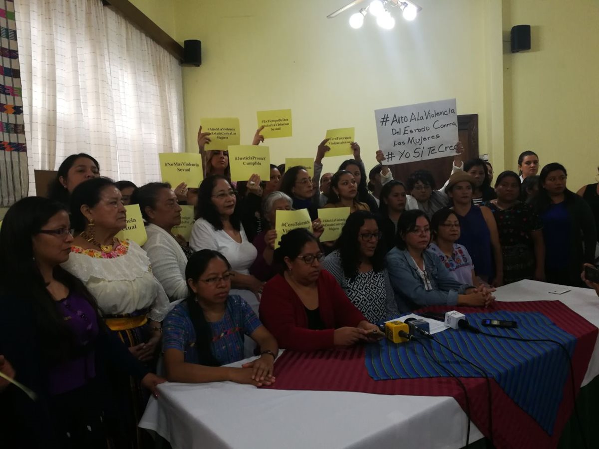 Representantes de organizaciones de mujeres solicitan investigar al presidente Jimmy Morales (Foto Prensa Libre: Andrea Orozco)