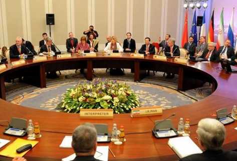 La mesa de negociación entre Irán y las grandes potencias, este viernes en Almaty, Kazajistán. (Foto Prensa Libre: AFP)