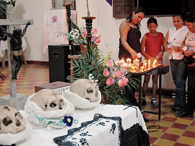 Las Santas Calaveras de Petén son parte de un ritual religioso. Se cree que los cráneos que se exponen en San José son de los primeros sacerdotes que llegaron al lugar.