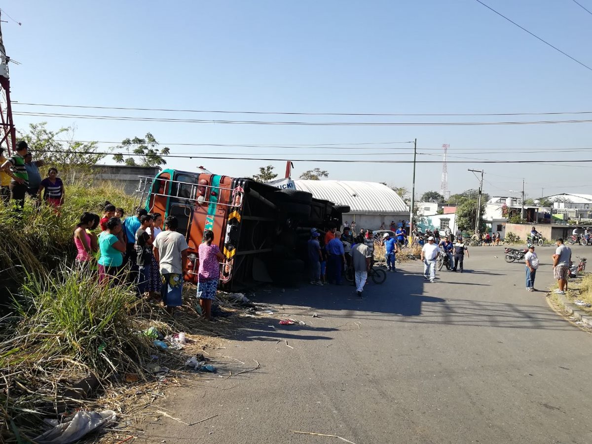 El accidente habría sido causado por excesiva velocidad en el km 60 de la ruta de Escuintla a Santa Rosa. (Foto Prensa Libre: Carlos E. Paredes)