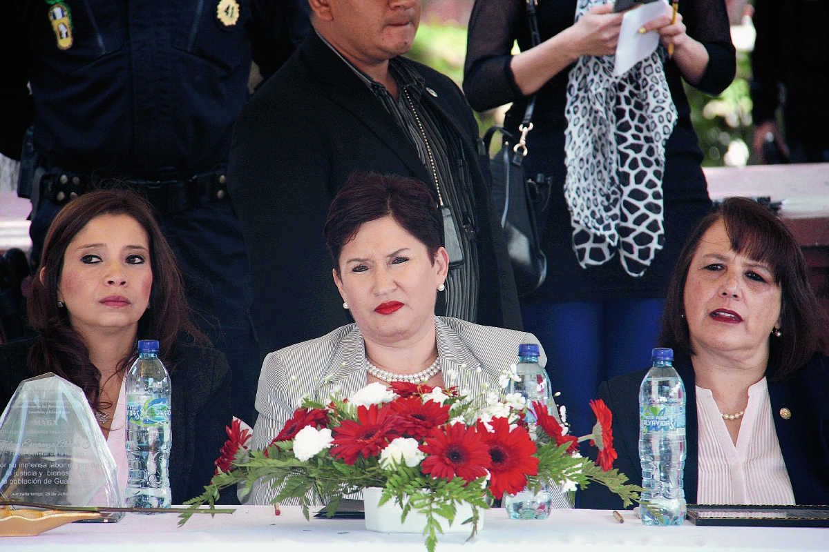 La fiscal general Thelma Aldana -al centro- fue declarada Embajadora de la Paz en Quetzaltenango. (Foto Prensa Libre: Carlos Ventura)