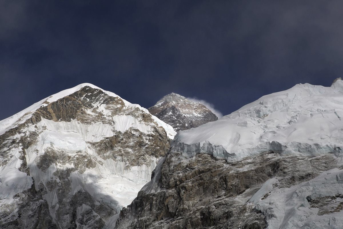 Las condiciones climáticas en el Everest han cambiado de manera acelerada este año. (Foto Prensa Libre: AP)