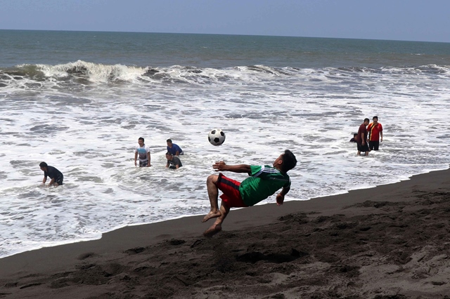 Un grupo de jóvenes disfruta del sol, la arena y el mar a la vez que hacen deporte en la playa de Champerico, Retalhuleu, cuyos vecinos esperan la llegada de miles de visitantes durante esta semana. (Foto Prensa Libre: Rolando Miranda)