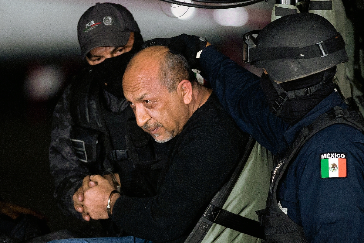 La Policía Federal conduce al capo "La Tuta". (Foto Prensa Libre: AP)
