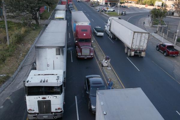 Las restricciones del vehículo pesado inicia este lunes a las 12 horas. (Foto Prensa Libre: Archivo)