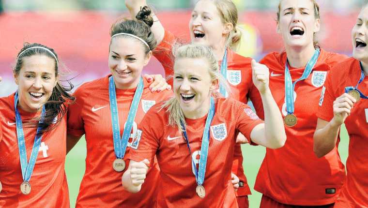 Las jugadoras de Inglaterra, festejaron a todo pulmón el tercer lugar, del Mundial Femenino de futbol de Canadá 2015. (Foto Prensa Libre: EFE)