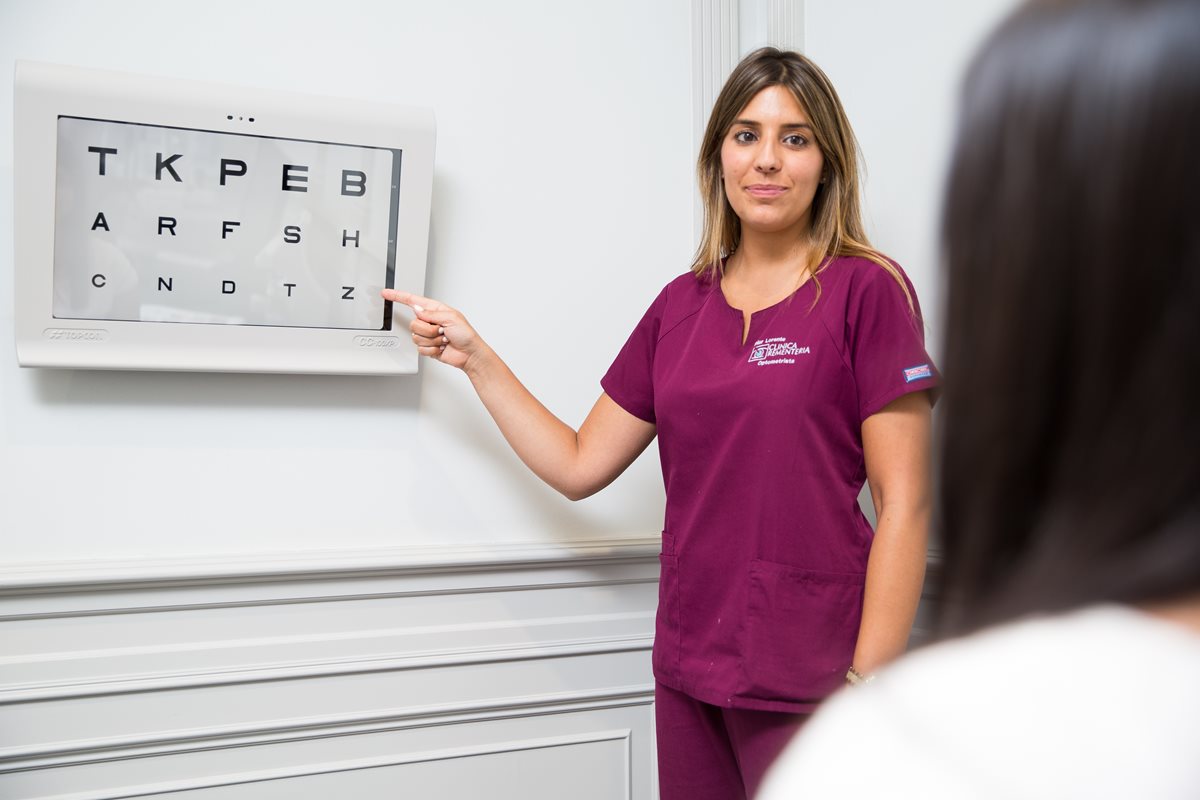 Cinco minutos diarios de ejercicios y otros cinco de relajación fortalecen la musculatura ocular. (Foto Prensa Libre: EFE)